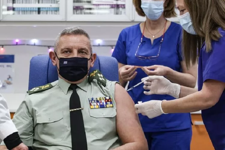 Εμβολιάσθηκε ο Αρχηγός ΓΕΕΘΑ, Κωνσταντίνος Φλώρος