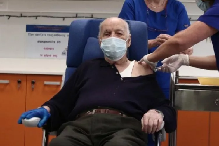 Ο διάλογος του πρώτου πολίτη που εμβολιάστηκε με Κικίλια: «Μου πρότεινε ουίσκι ο Κικίλιας, του είπα να γίνει Παναθηναϊκός»