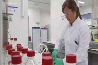 Σε επιφυλακή οι επιστήμονες για τη μετάλλαξη του ιού