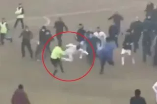 Ποδοσφαιριστής χτύπησε με… καρατιά διαιτητή <i class="fa fa-video-camera" aria-hidden="true"></i>