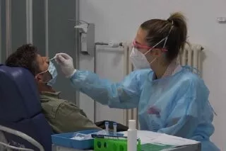 Κορωνοϊός: 55 θάνατοι, 476 διασωληνωμένοι, 873 νέα κρουσματα