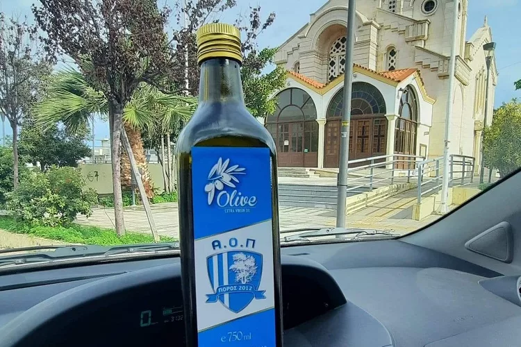 Το «Λάδι Πόρος» με φόντο τον Άγιο Γεώργιο <i class="fa fa-camera" aria-hidden="true"></i>