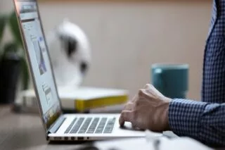 Voucher 200 ευρώ σε μαθητές και φοιτητές για αγορά tablet και laptop