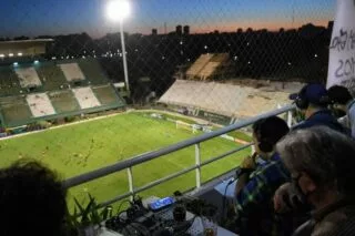 Τους απαγόρευσαν την είσοδο στο γήπεδο και έκαναν μετάδοση από… μπαλκόνι <i class="fa fa-camera" aria-hidden="true"></i>