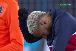 Γονάτισαν στη μεσαία γραμμή στον ύμνο του Champions League