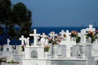 Έκαναν πάρτι μέσα σε νεκροταφείο! <i class="fa fa-video-camera" aria-hidden="true"></i>