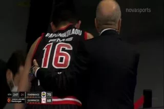 Υποβασταζόμενος αποχώρησε ο Παπανικολάου