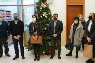 Η Περιφέρεια Κρήτης στηρίζει τις Μονάδες Φροντίδας Ηλικιωμένων προσφέροντας 91 tablets <i class="fa fa-video-camera" aria-hidden="true"></i> <i class="fa fa-camera" aria-hidden="true"></i>