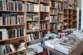Μετά τα εποχικά καταστήματα ανοίγουν βιβλιοπωλεία, ανθοπωλεία και κομμωτήρια <i class="fa fa-video-camera" aria-hidden="true"></i>