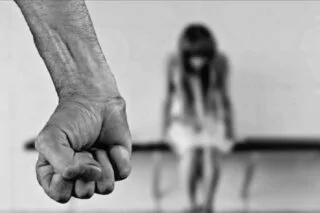 Σοκ: Συνελήφθη ποδοσφαιριστής μετά από απόπειρα να στραγγαλίσει την 15χρονη αδερφή του!