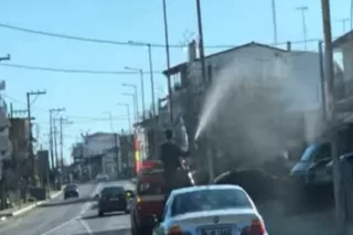 Μυθικός παπάς στο Λιανοκλάδι άγιασε με υδροφόρα και πιεστικό  <i class="fa fa-video-camera" aria-hidden="true"></i>