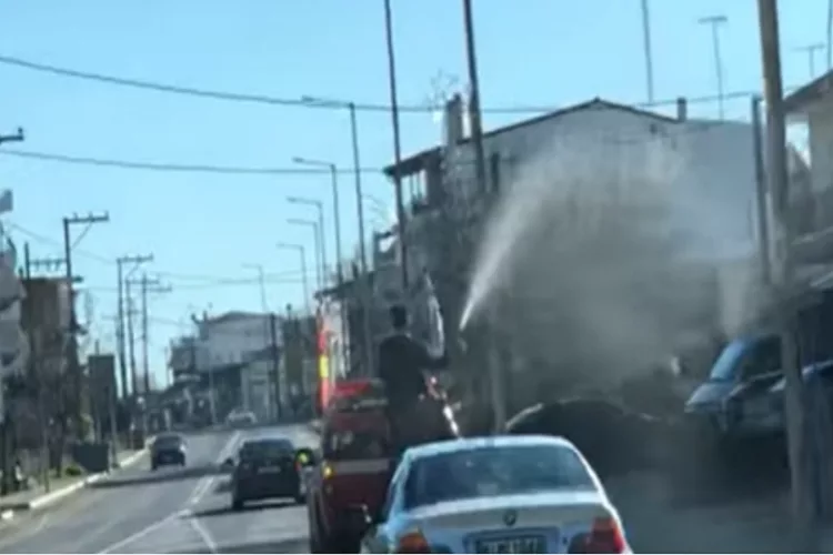 Μυθικός παπάς στο Λιανοκλάδι άγιασε με υδροφόρα και πιεστικό  <i class="fa fa-video-camera" aria-hidden="true"></i>