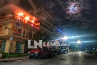 Επικό πανό σε μπαλκόνι στη Λαμία: «Δεν ρουφιανεύουμε τους γείτονες»