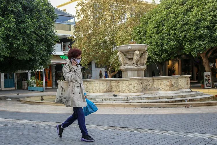 Κορωνοϊός – Επανέρχεται η μάσκα σε εξωτερικούς χώρους – Εκτός διασκέδασης οι ανεμβολίαστοι