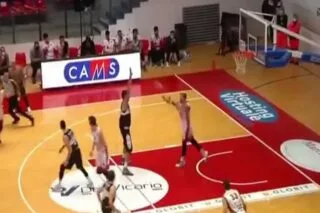 Μυθικό buzzer beater από τη μία μπασκέτα στην άλλη το οποίο δεν έπιασε ποτέ η κάμερα! <i class="fa fa-video-camera" aria-hidden="true"></i>