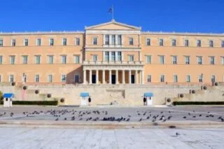 Εντοπίστηκαν 4 κρούσματα κορωνοϊού στη Βουλή – Τεστ στη Φρουρά