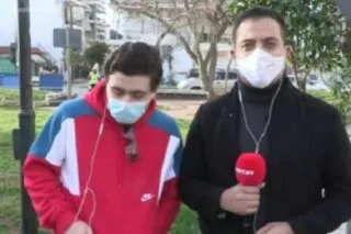 Σόου από τον ρεμπέτη Κουτσαβάκη που έκανε κορωνοπάρτι: «Ενοχλώ κανέναν, δεν σας κάλεσα!»  <i class="fa fa-video-camera" aria-hidden="true"></i>
