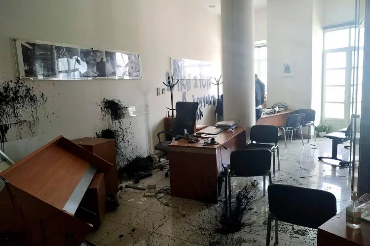 Τέσσερις προσαγωγές για την επίθεση στο γραφείο του Λ. Αυγενάκη
