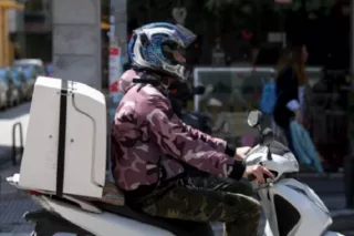 Καταγγελία «βόμβα» για εταιρείες κούριερ: «Κρύβουν κρούσματα για να μην κλείσουν»