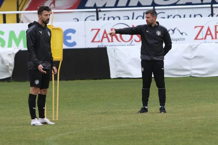 Η συνάντηση αρχηγών με διοίκηση και τα λόγια του Σίμου στα αποδυτήρια!