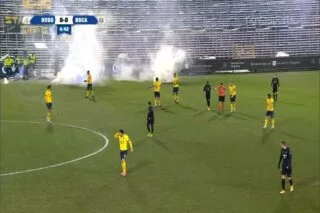 Απίστευτο! Διακοπή σε κεκλεισμένων των θυρών ματς λόγω… καπνογόνων <i class="fa fa-video-camera" aria-hidden="true"></i>