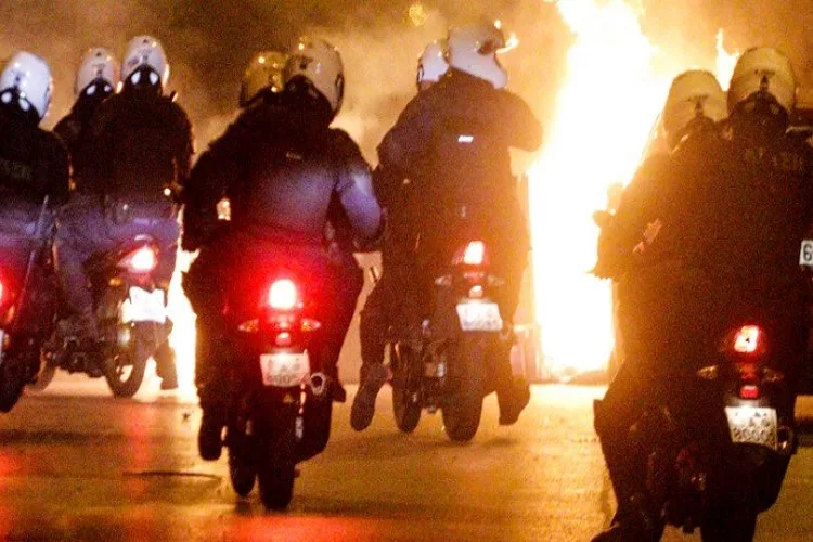 Νέα Σμύρνη: Συνελήφθη ο «Ινδιάνος» που έριξε από το μηχανάκι τον αστυνομικό <i class="fa fa-video-camera" aria-hidden="true"></i>