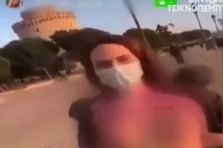 Κοπέλα στην Θεσσαλονίκη έμεινε τσίτσιδη για να διαμαρτυρηθεί για το lockdown <i class="fa fa-video-camera" aria-hidden="true"></i>