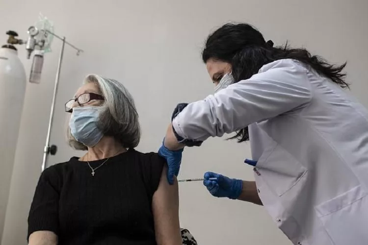 Τρίτη δόση εμβολίου: Στους 3 μήνες για όλους τους ενήλικες (vid)