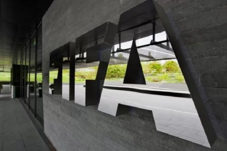 Τα… γύρισε η FIFA: «Καμία αλλαγή στους κανονισμούς»