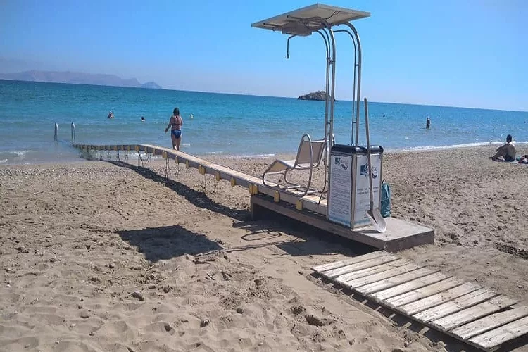 Σε λειτουργία η ράμπα πρόσβασης των ΑμεΑ στη θάλασσα στη Δημοτική Ακτή Καρτερού