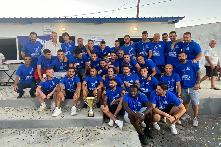 Η απονομή των μεταλλίων και του τροπαίου στους ποδοσφαιριστές του Ηροδότου!