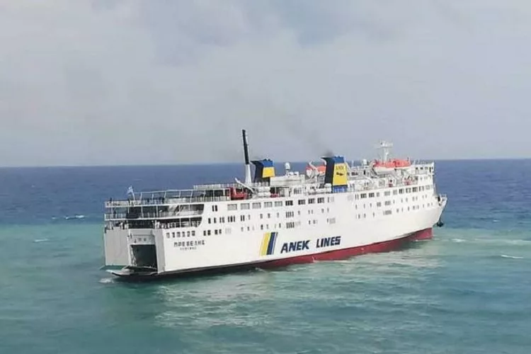 Σαντορίνη: Προσέκρουσε στο λιμάνι το πλοίο «Πρέβελης»