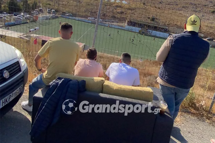 Απίθανοι τύποι πήγαν στο γήπεδο με… καναπέ!