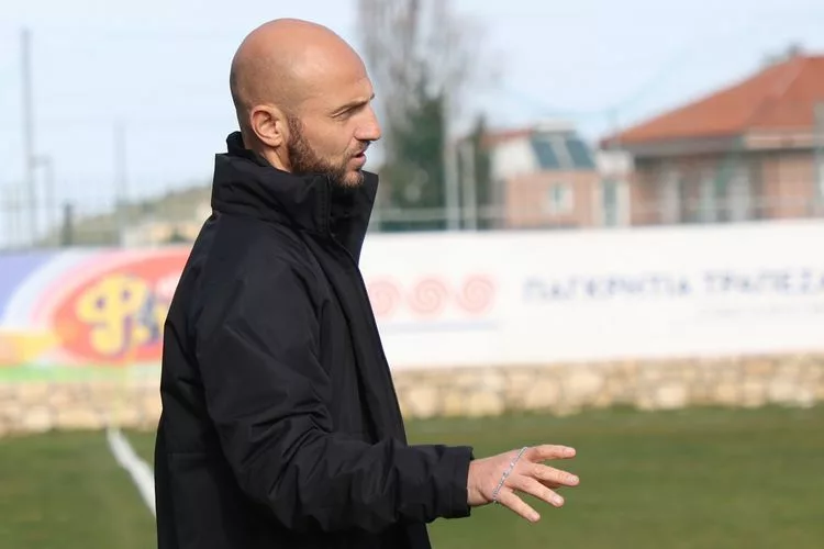 ΠΟΑ: «Υπερήφανοι για τον προπονητή μας»