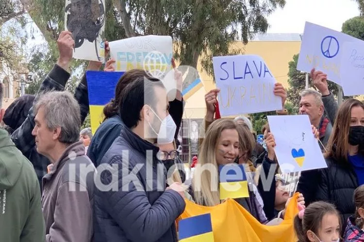 Συγκέντρωση διαμαρτυρίας των Ουκρανών του Ηρακλείου στην πλατεία Ελευθερίας (pics)