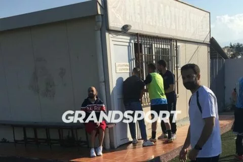 Κλειδώθηκαν στα αποδυτήρια οι διαιτητές – Μικρή καθυστέρηση στην σέντρα!
