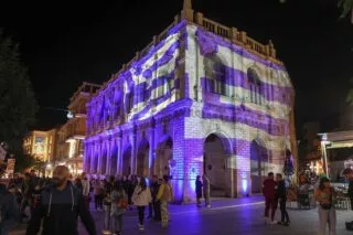 «Βάφτηκε» γαλανόλευκη η Λότζια
