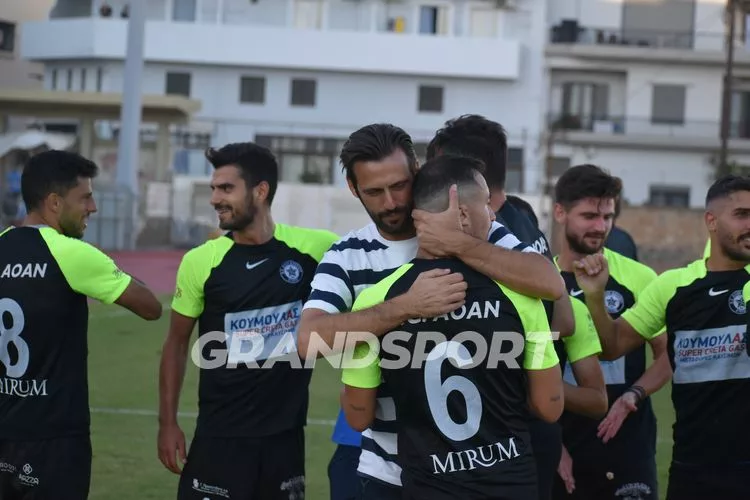 Σκύβαλος και Μακράκης συνεχάρησαν έναν προς έναν τους ποδοσφαιριστές! (pics)
