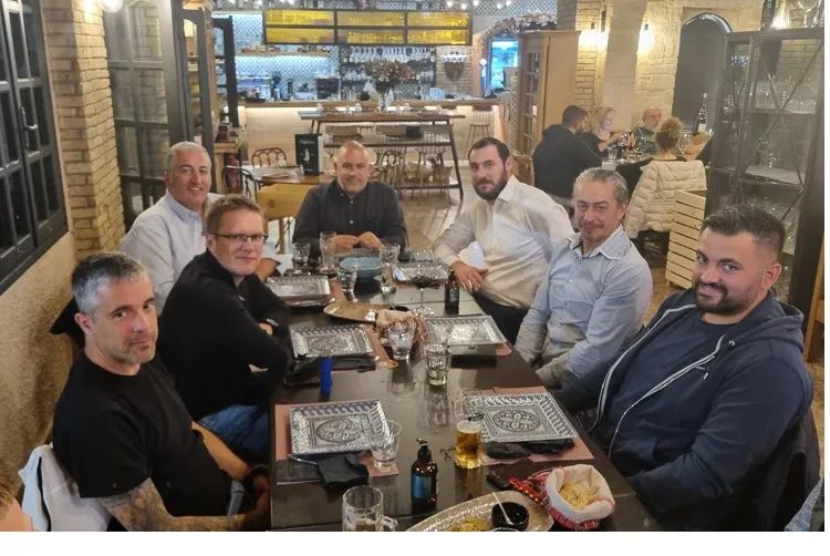 Τραπέζι στο ποδοσφαιρικό τμήμα από τον Μιχ. Μπούση! (pics)