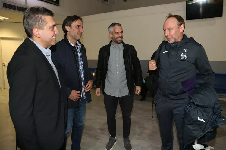 Έφτασε στο Ηράκλειο η Άντερλεχτ – Τους υποδέχτηκε η ΠΑΕ(pics)