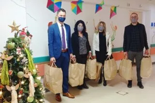 Το ΕΑΚΗ έδωσε δώρα στα παιδιά που νοσηλεύονται στις παιδιατρικές κλινικές των νοσοκομείων