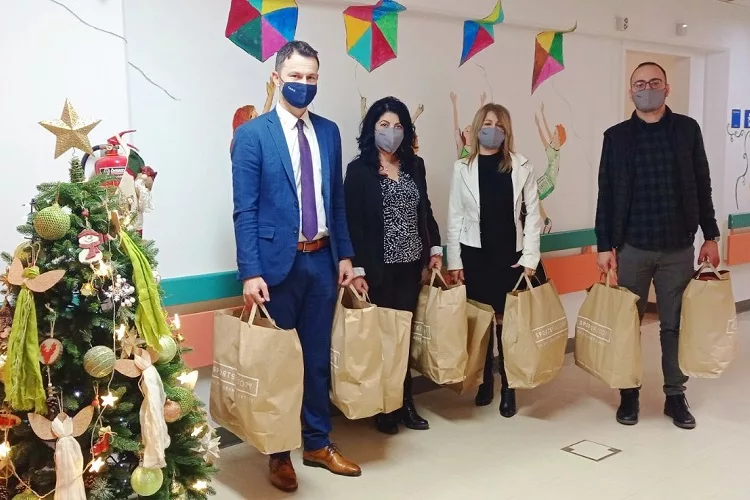 Το ΕΑΚΗ έδωσε δώρα στα παιδιά που νοσηλεύονται στις παιδιατρικές κλινικές των νοσοκομείων