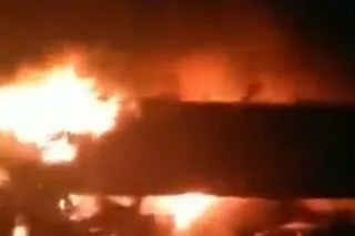 Σύγκρουση τρένων στα Τέμπη: VIDEO με βαγόνια να τυλίγονται στις φλόγες (vid)