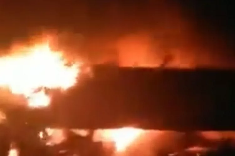 Σύγκρουση τρένων στα Τέμπη: VIDEO με βαγόνια να τυλίγονται στις φλόγες (vid)