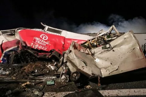 Σύγκρουση τρένων στα Τέμπη: Εθνική τραγωδία, στους 40 οι νεκροί, 85 τραυματίες