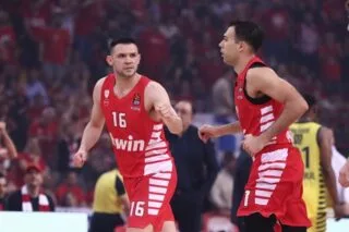 Ο Ολυμπιακός υπέταξε τον Παναθηναϊκό μετά από θρίλερ με εξωπραγματικό Βεζένκοβ
