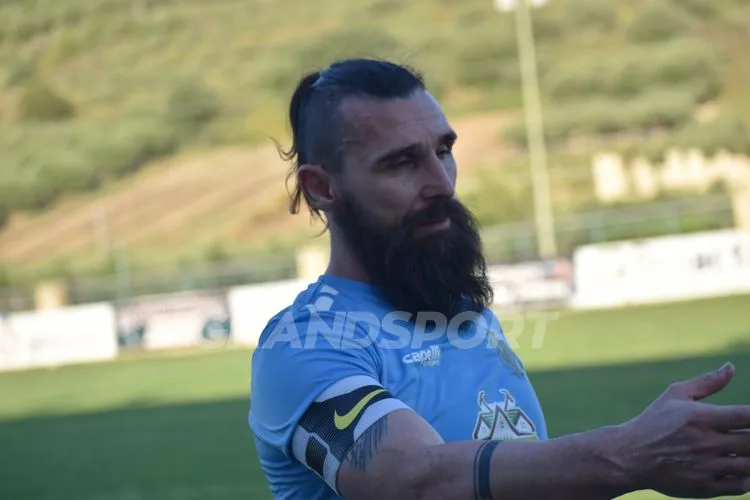Ο Γιάννης Σούρσος πανηγυρίζει με τον μικρό του γιό (pic)