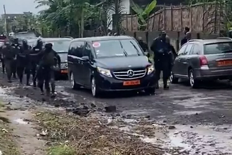 Με άρματα μάχης στο Καμερούν ο Εμπαμπέ! (vid)
