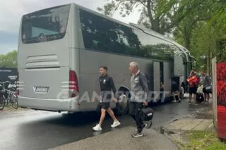 Η άφιξη του ΟΦΗ στο αθλητικό κέντρο της Ουτρέχτης (vid)