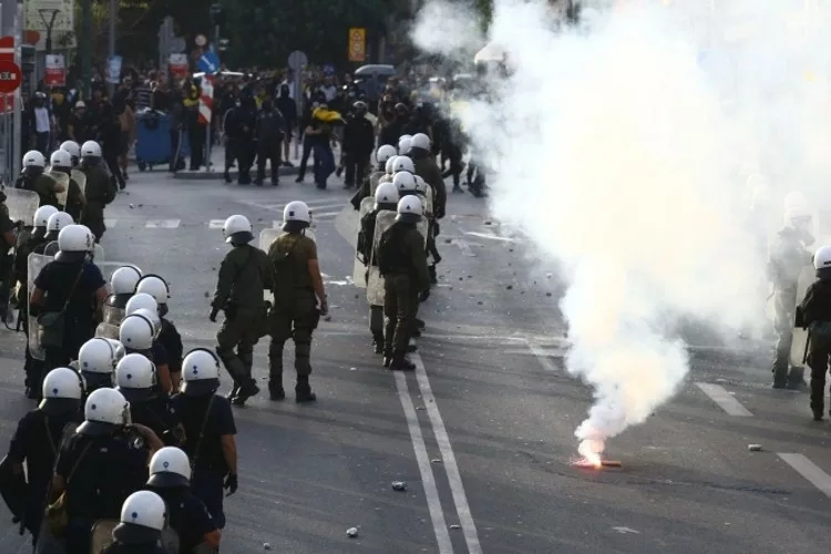 Ένταση και χημικά στη Νέα Φιλαδέλφεια κατά την άφιξη των οπαδών του Άγιαξ!